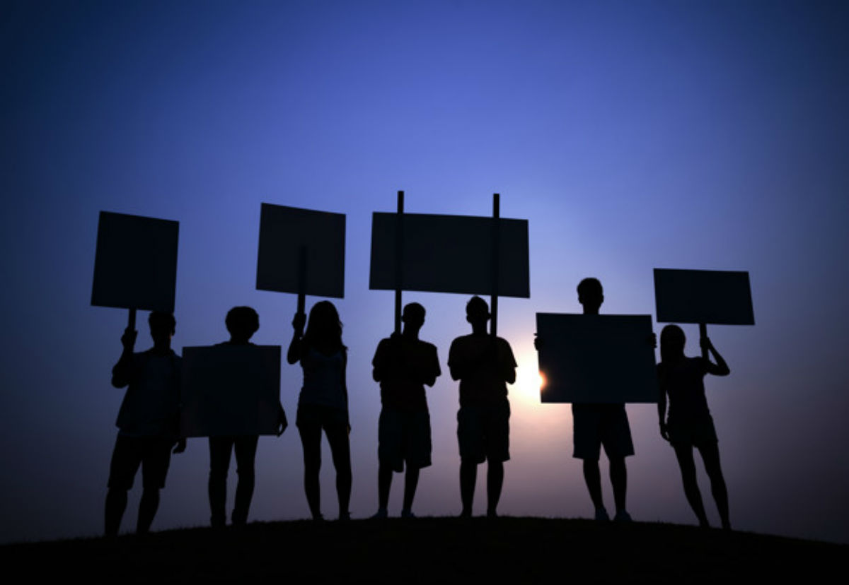 people protesting with placards 53876 10566 - Ganhar Dinheiro Como Produtor: Vale a Pena Ter Afiliados Divulgando?